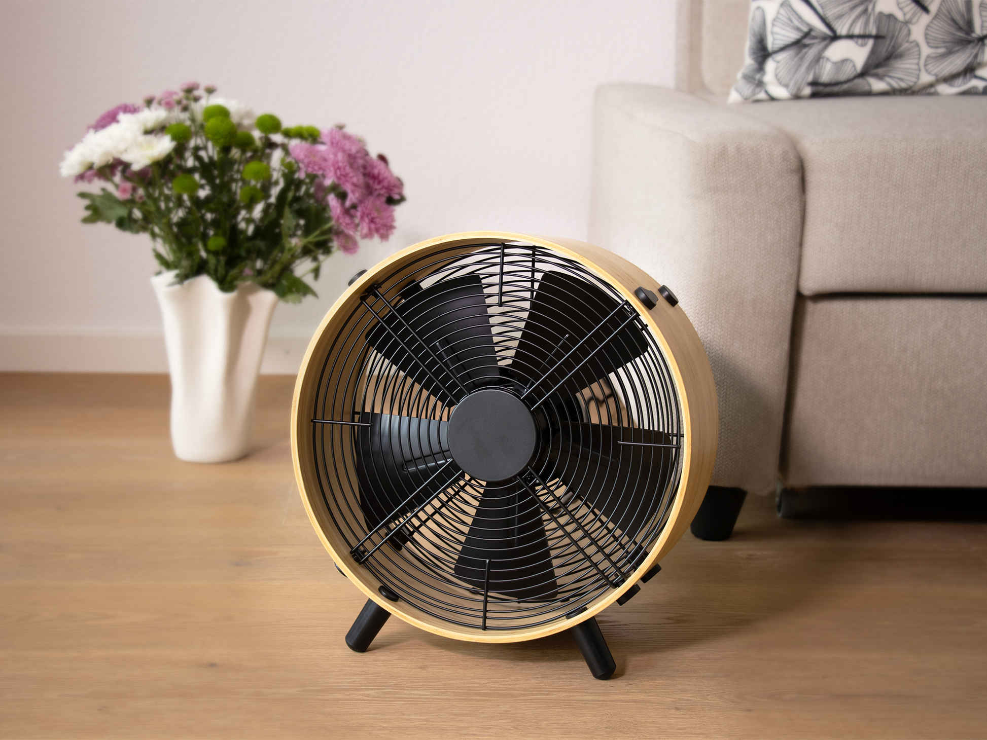 Stadler Form Lifestyle image of Otto bamboo fan in a livingroom with flowers